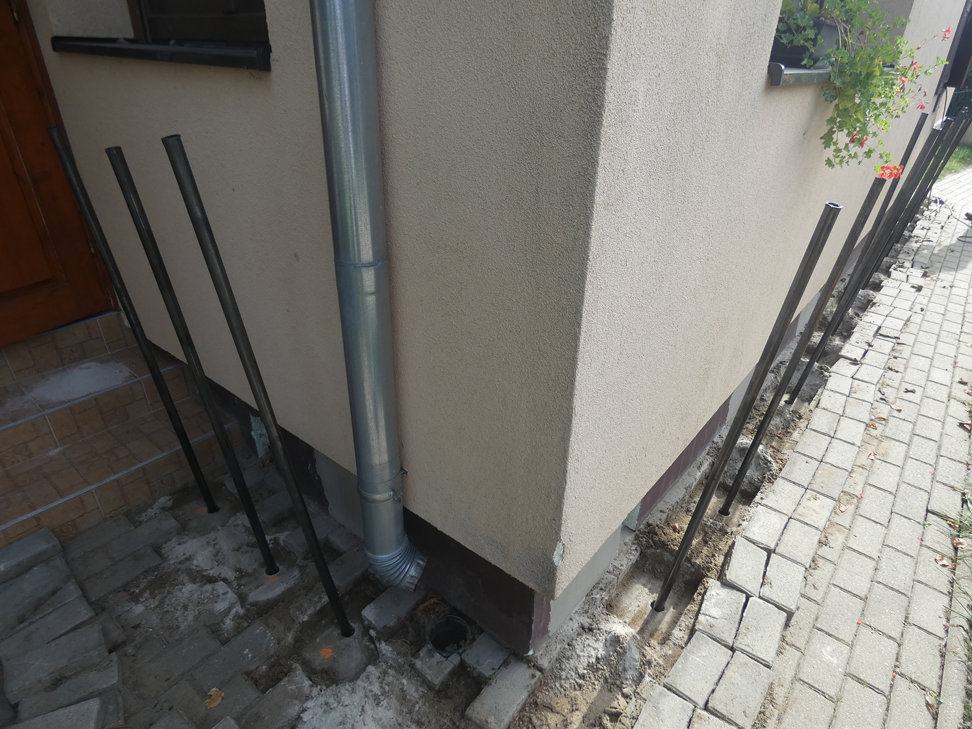 Statikai betonlövés folyamata vasalással megerősített szerkezeten, nagy nyomású géppel kivitelezve Statikai betonlövés folyamata vasalással megerősített szerkezeten, nagy nyomású géppel kivitelezve